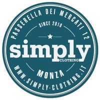 รูปภาพถ่ายที่ Simply Clothing โดย Andrea f. เมื่อ 4/23/2012