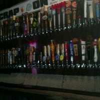Foto tomada en Woodshed Grill and Brew Pub  por Ashleigh K. el 5/15/2012