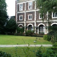 Photo taken at YHA Holland Park by Mauro A. on 8/13/2012