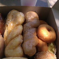 Photo taken at Donut Factory by ɑӀҽ×ɑղժɾɑ ժ. on 6/10/2012