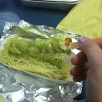 Foto tomada en Johnny&amp;#39;s Burritos  por Suzy C. el 5/5/2012