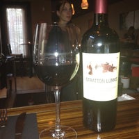 Das Foto wurde bei Winedown Cafe &amp;amp; Winebar von Iconomos K. am 5/30/2012 aufgenommen