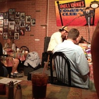 รูปภาพถ่ายที่ Uncle Vinnie&#39;s Comedy Club โดย Kelly Z. เมื่อ 7/27/2012
