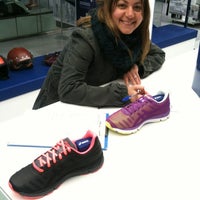 Foto tirada no(a) ASICS Flagship Store Amsterdam por Gigi P. em 4/28/2012