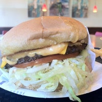 Photo prise au JR&amp;#39;s Burger Grill par Cozi K. le8/28/2012