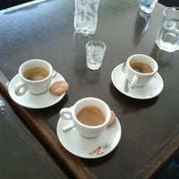 รูปภาพถ่ายที่ Café Zim โดย Guto M. เมื่อ 5/21/2012