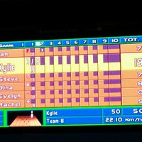 Foto tirada no(a) Kingpin Bowling por Dina H. em 8/2/2012