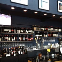 Das Foto wurde bei Left Coast Wine Bar von Alex P. am 6/10/2012 aufgenommen