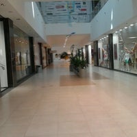 Foto tirada no(a) Oradea Shopping City por Ioana M. em 8/4/2012
