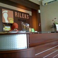 Photo taken at Rileks Reflexiology by Sherly K. on 5/18/2012