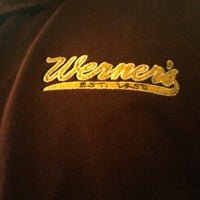 รูปภาพถ่ายที่ Werner&#39;s Restaurant โดย Jaime P. เมื่อ 8/1/2012