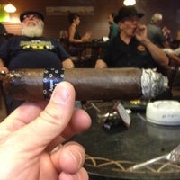 9/8/2012 tarihinde Robert K.ziyaretçi tarafından Jenuwine Cigar Lounge'de çekilen fotoğraf