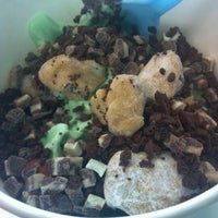 Foto tomada en Toppings Frozen Yogurt  por Pahoua M. el 5/24/2012
