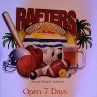 Foto diambil di Rafters Restaurant &amp;amp; Sports Bar oleh Zach D. pada 7/1/2012