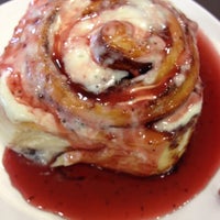 Photo taken at Cinnabon by universo f. on 8/12/2012