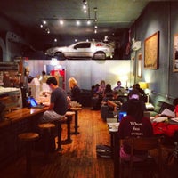 8/12/2012 tarihinde Tenko N.ziyaretçi tarafından The Wormhole Coffee'de çekilen fotoğraf