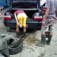 Photo taken at Otoresik Car Wash (Snow Wash System) by Nutricia Hilderia R. on 5/9/2012