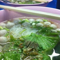 Photo taken at ก๊วยเตี๋ยวลูกชิ้นปลากรายคอนหวัน by Tae435 . on 8/27/2012