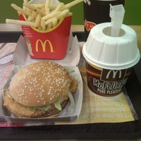 Photo prise au McDonald&amp;#39;s par Raymond F. le8/18/2012