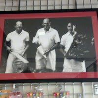 รูปภาพถ่ายที่ Three Brothers Bakery โดย Michelle M. เมื่อ 6/30/2012