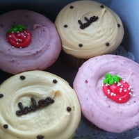 Foto scattata a Sibby&amp;#39;s Cupcakery da ⓢ.ⓑ.ⓕ.ⓔ. il 4/22/2012
