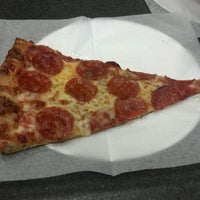 Das Foto wurde bei Vincent&amp;#39;s Pizza von Blas G. am 9/13/2012 aufgenommen