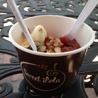 5/11/2012 tarihinde Peter C.ziyaretçi tarafından Sweet Lola Yogurt Bar'de çekilen fotoğraf