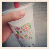 Photo taken at YoYo! Fresh Tea Bar by Jiyoung Y. on 6/26/2012
