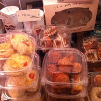 Foto tomada en Erin McKenna's Bakery por Rachel L. el 6/9/2012