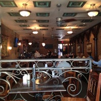 รูปภาพถ่ายที่ John Cowley &amp;amp; Sons Irish Pub and Restaurant โดย Adam B. เมื่อ 7/31/2012