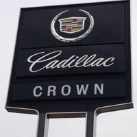 Das Foto wurde bei Crown Cadillac von Emily G. am 9/6/2012 aufgenommen