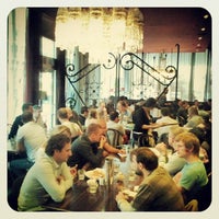 5/4/2012 tarihinde Michael K.ziyaretçi tarafından World Restaurant &amp;amp; Bar'de çekilen fotoğraf