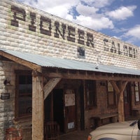 Foto scattata a Pioneer Saloon Goodsprings, Nevada da Shari il 7/20/2012