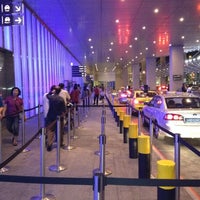 Photo taken at Marina Bay Sands Casino Taxi Stand by BJ Y. S. on 2/19/2012