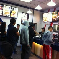 รูปภาพถ่ายที่ KFC โดย Anthony M. เมื่อ 6/13/2012