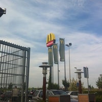 รูปภาพถ่ายที่ McDonald&amp;#39;s โดย Ton เมื่อ 8/1/2012
