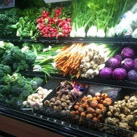 รูปภาพถ่ายที่ Natural Grocers โดย Fred P. เมื่อ 4/3/2012