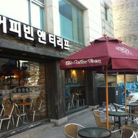 Photo taken at The Coffee Bean &amp;amp; Tea Leaf 정독도서관앞점 by JungHoon L. on 2/11/2012