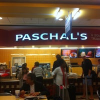 Foto tirada no(a) Paschal&amp;#39;s Southern Cuisine por DVH em 6/7/2012