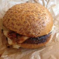 Foto tomada en be right burger™  por Neville E. el 6/14/2012