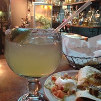 Das Foto wurde bei Gusanoz Mexican Restaurant von Isabel G. am 4/23/2012 aufgenommen