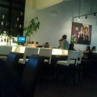 Foto tomada en Elle&amp;#39;s Restaurant + Lounge  por Mac G. el 5/1/2012
