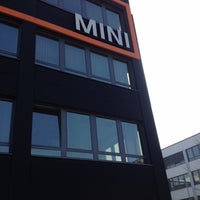 รูปภาพถ่ายที่ BMW Group MINI โดย Matthias M. เมื่อ 3/22/2012