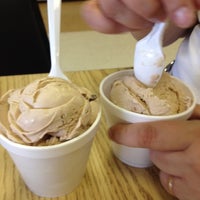 5/30/2012 tarihinde Beverly O.ziyaretçi tarafından Goose Bros. Ice Cream'de çekilen fotoğraf