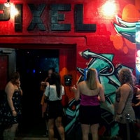 Foto scattata a Pixel Lounge da Chris R. il 8/19/2012