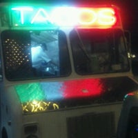 รูปภาพถ่ายที่ Taco Azteca โดย Norman M. เมื่อ 6/17/2012