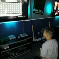 รูปภาพถ่ายที่ Gamers Paradise โดย Melo L. เมื่อ 5/19/2012