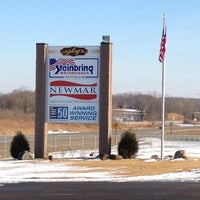 รูปภาพถ่ายที่ Steinbring Motorcoach โดย Blake S. เมื่อ 2/2/2012