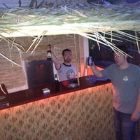 3/25/2012 tarihinde Asmir Z.ziyaretçi tarafından Jason&amp;#39;s Tiki Bar'de çekilen fotoğraf