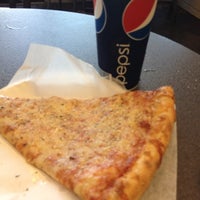 Das Foto wurde bei Vincent&amp;#39;s Pizza von Eddie am 8/24/2012 aufgenommen